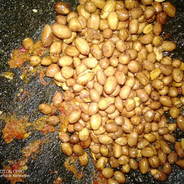 Setelah itu, haluskan kacang gorengnya.