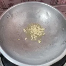 Tumis bawang putih hingga matang.