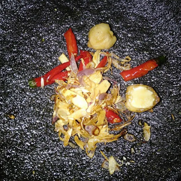 Goreng bawang, kemiri, dan cabai. Lalu, haluskan.