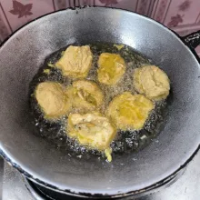 Goreng kedalam minyak yang sudah dipanaskan. Goreng hingga matang, setelah itu angkat dan tiriskan.