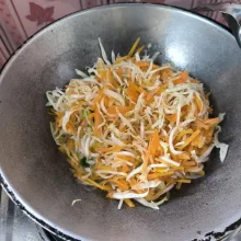 Selanjutnya tambahkan air secukupnya masukkan wortel, tauge dan kol aduk rata dan masak hingga setengah matang.