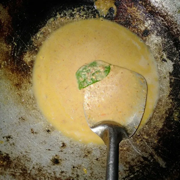 Siapkan wajan, kemudian masukkan 3 gelas air dan daun jeruk ke dalam bumbu kacang. Setelah itu, masak hingga mendidih.