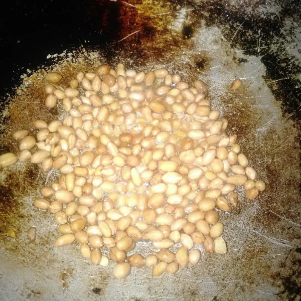 Goreng kacang sampai kecoklatan.