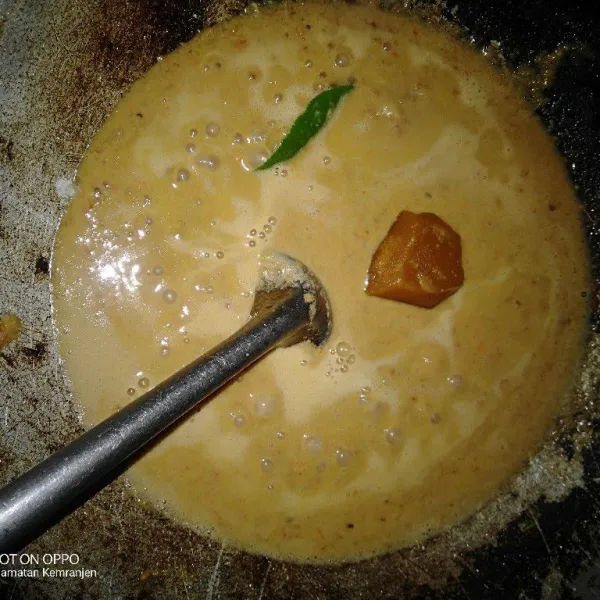 Masukan garam, gula merah, dan kecap manis secukupnya. Lalu koreksi rasa.