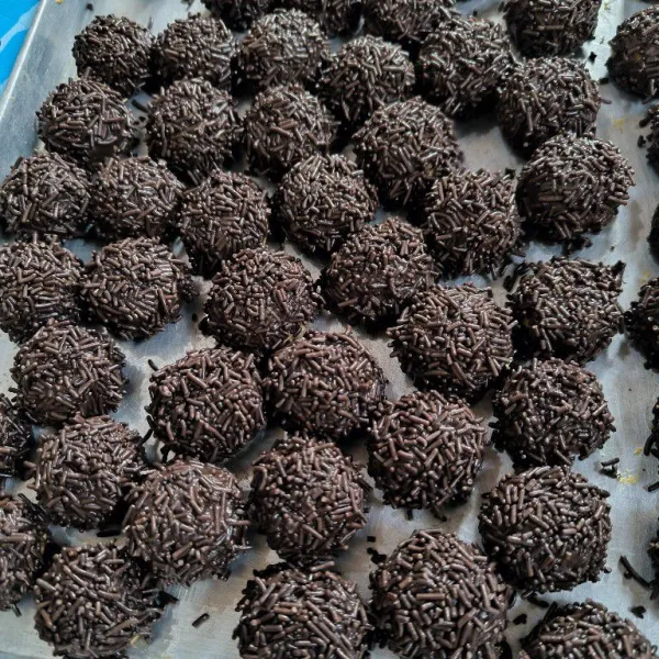 Lakukan hingga selesai, setelah coklatnya mengeras simpan kedalam toples.