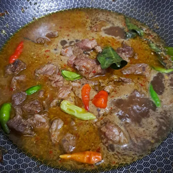 Masukkan kol, tomat dan daun bawang aduk rata koreksi rasa angkat dan sajikan.