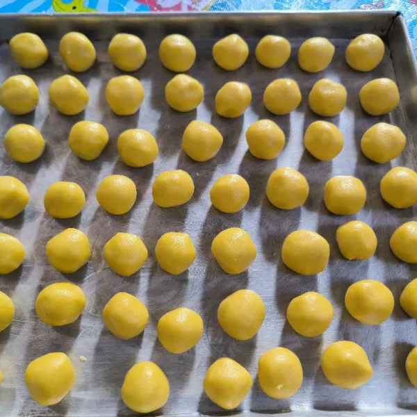 Siapkan loyang olesi dengan margarin tipis-tipis, kemudian ambil adonan secukupnya lalu bentuk bulat dan tata diatas loyang. Lakukan hingga semua adonan habis. Masukkan adonan kedalam loyang yang sudah dipanaskan sebelumnya dan panggang hingga matang.