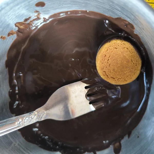 Setelah dingin celupkan kedalam coklat yang sudah dilelehkan.