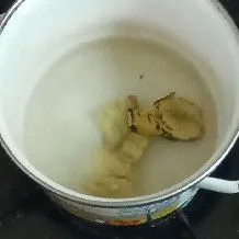 Didihkan air, lalu masukkan jahe bakar yang telah digeprek. Masak hingga aroma jahe keluar.