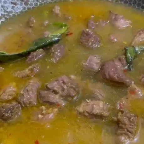 Masukkan air masak daging sampai empuk.