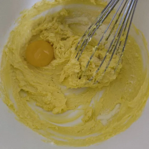 Selanjutnya masukkan kuning telur aduk kembali hingga rata.