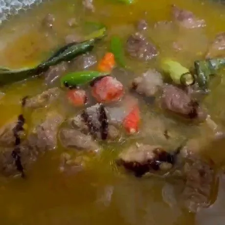 Masukkan cabai dan bumbu-bumbu.