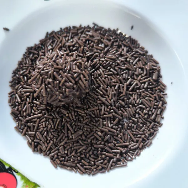 Kemudian gulingkan kedalam meises coklat.