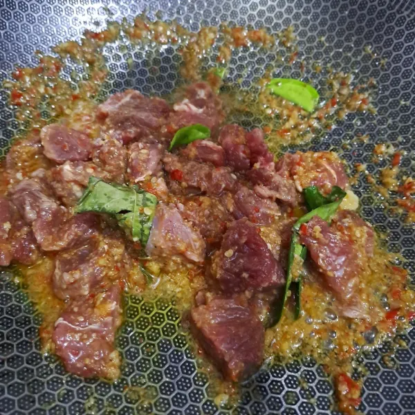 Masukkan daging aduk rata.