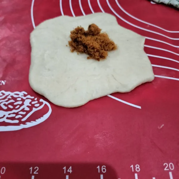 Setelah kalis pipihkan adonan lalu bulat bulatkan.