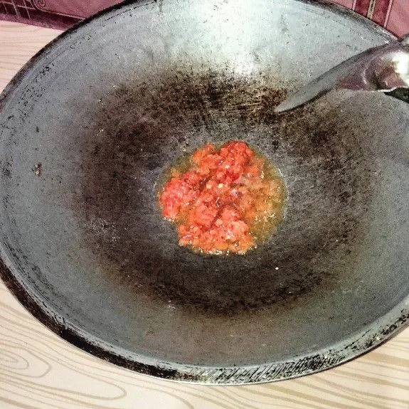Tumis bumbu halus hingga harum.