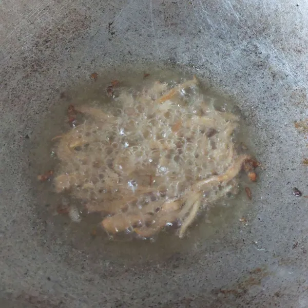 Cuci, lalu goreng ikan teri hingga matang.