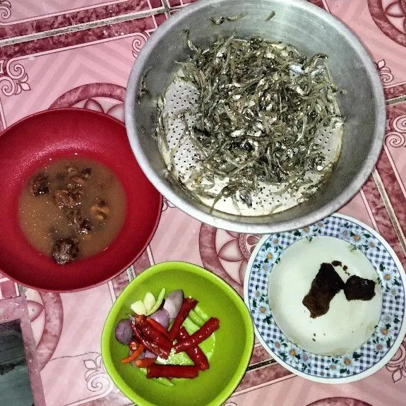 Siapkan ikan rono asin yang sudah di cuci bersih, air asam jawa, bawang merah, bawang putih, cabai keriting, cabai rawit, dan gula merah secukupnya.