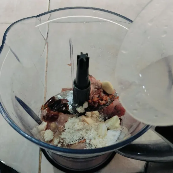 Kemudian masukkan air es dingin lalu haluskan.