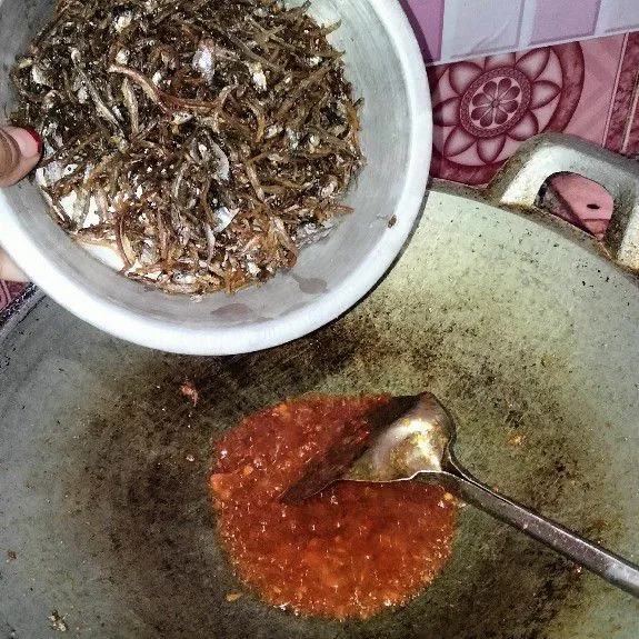 Tuang ikan rono asinnya, aduk merata dan koreksi rasa.