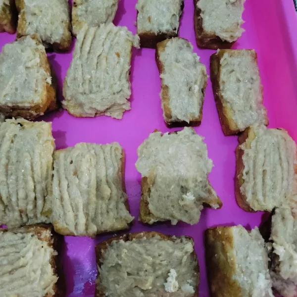 Kemudian setelah adonan sudah jadi masukkan adonan nya ke dalam tahu.