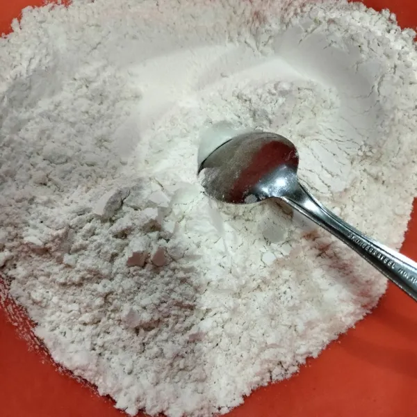 Campur tepung terigu dan ragi instan dan air lalu aduk sampai rata.