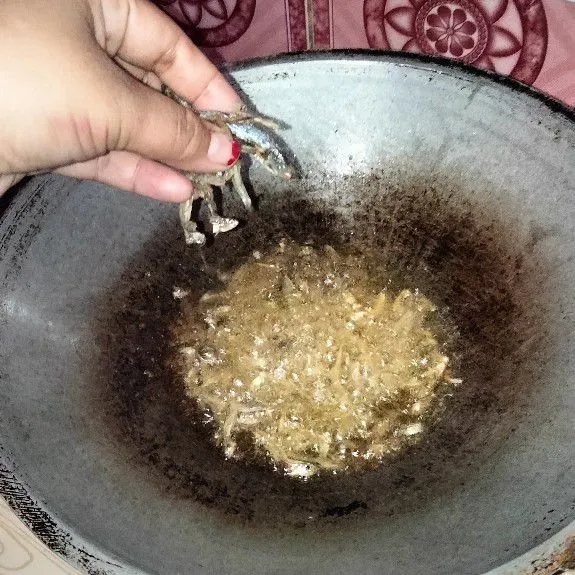 Goreng hingga crispy ikan rono asinnya.