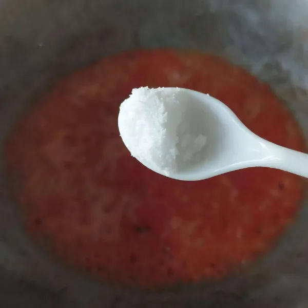 Giling cabe, bawang dan tomat, lalu goreng di minyak panas sampai hilang langunya.