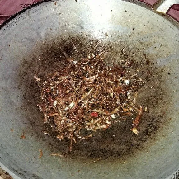 Ikan Rono asin, siap di sajikan, di padukan bersama sayur bening dan nasi hangat menambah kenikmatan yang hakiki, pokoknya bikin boros nasi.