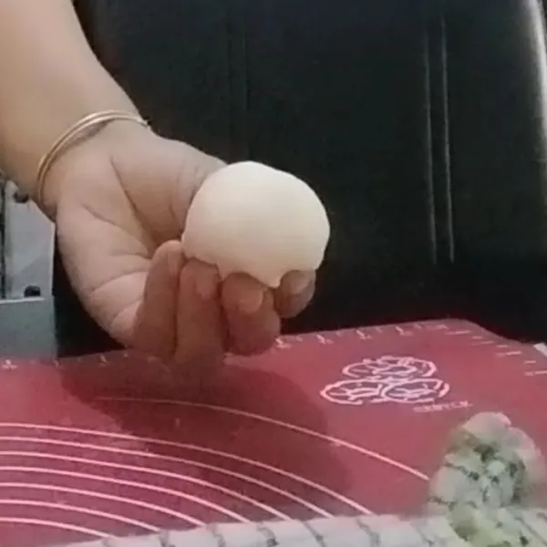 Setelah dibulat-bulatkan diam kan hingga 20 menit hingga mengembang.