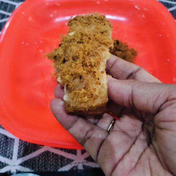 Kemudian beri toping abon di atasnya.