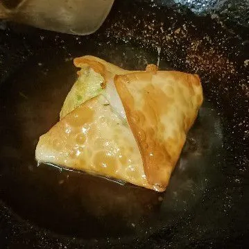 Goreng hingga kecoklatan dan matang. 
Martabak telur siap disajikan.