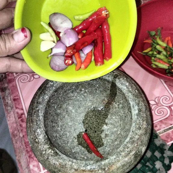 Kemudian ulek halus perbumbuannya.