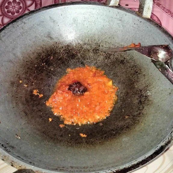 Kemudian masukkan gula merah, air asam jawa, dan garam secukupnya.