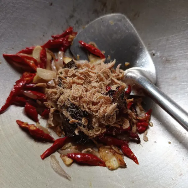 Masukkan ebi, aduk dan masak hingga harum.