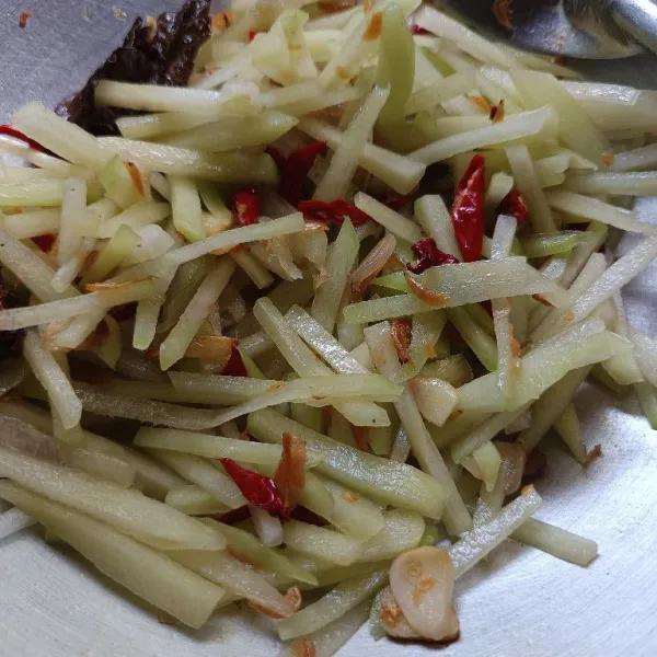 Masukkan labu siam. Aduk rata. Tambahkan air  bumbu dengan gula garam dan merica bubuk. Tambahkan air, aduk rata. Koreksi rasa. Masak hingga labu siam empuk. Angkat dan sajikan.