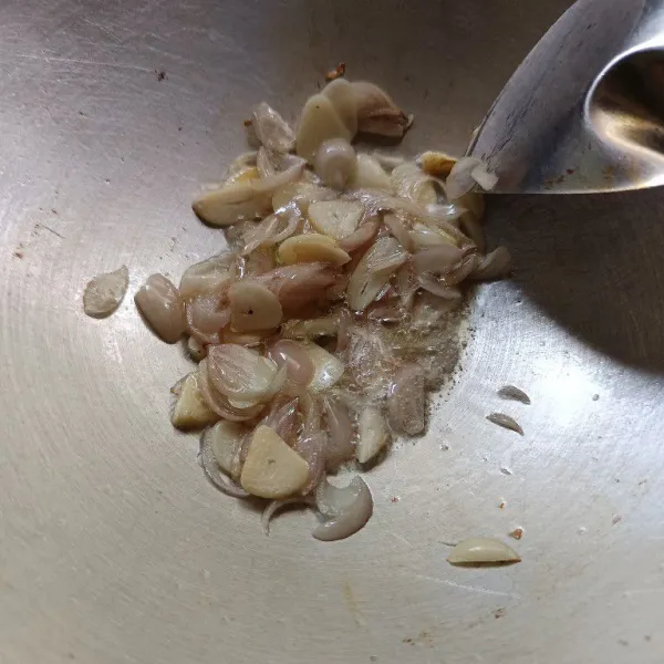 Tumis bawang merah dan bawang putih hingga harum.