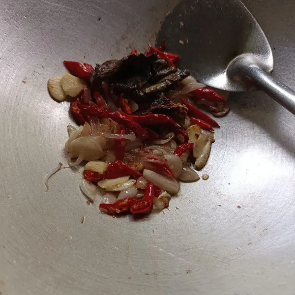 Masukkan cabe, lengkuas dan daun salam. Aduk rata.