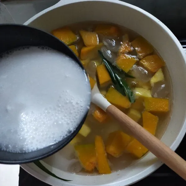 Masukkan santan, masak hingga santan mendidih.