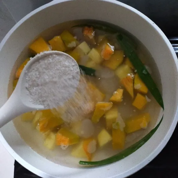 Masak hingga mendidih dan matang, kemudian tambahkan gula pasir,garam dan vanili bubuk aduk rata.