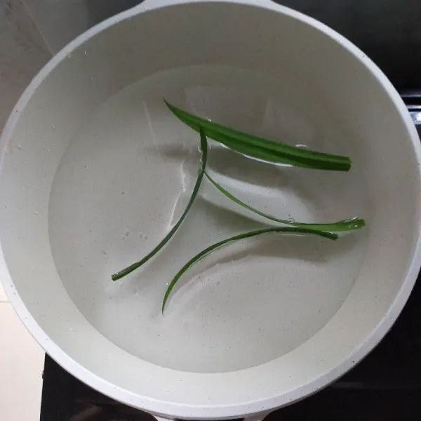 Siapkan panci, kemudiaan masukkan air dan beri daun pandan.