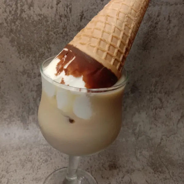 Beri topping ice cream, coffee float siap di nikmati.