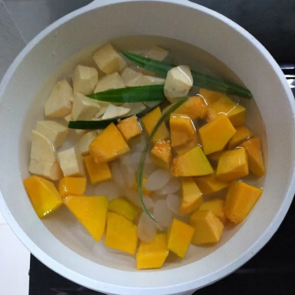 Setelah air mendidih, masukkan labu kuning, ubi jalar dan kolang-kaling.