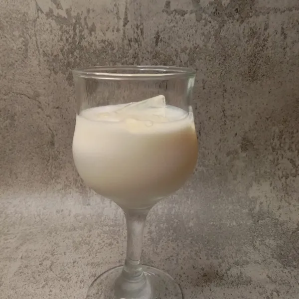 Tuang susu.