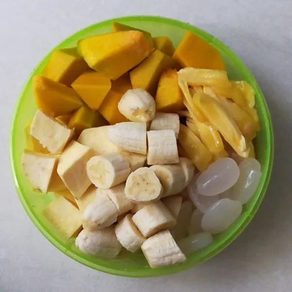 Siapkan labu kuning,ubi jalar, pisang, kolang-kaling dan buah nangka yang sudah di potong-potong.