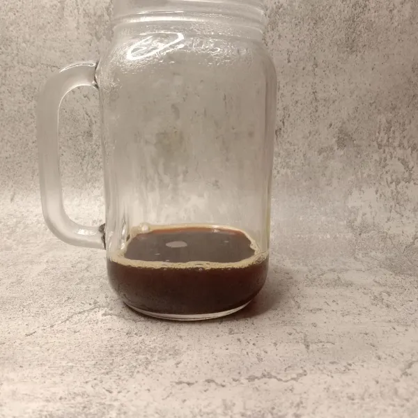 Seduh kopi dengan air panas.