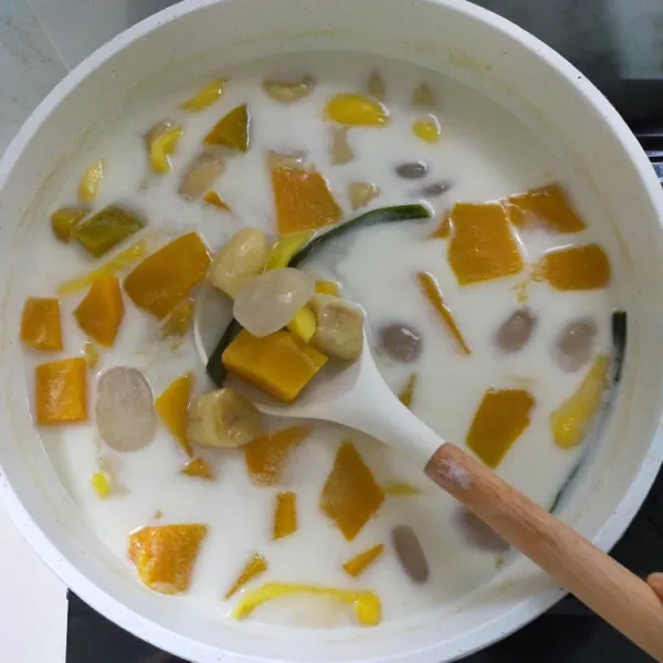 Aduk rata masak sebentar saja, lalu matikan api.