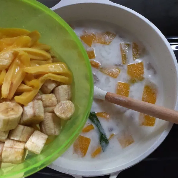 Kemudian masukkan pisang dan buah nangka.