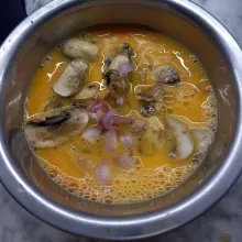 Tambahkan bawang dan jamur iris, aduk rata