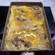 Panaskan teflon, masak telur hingga matang
